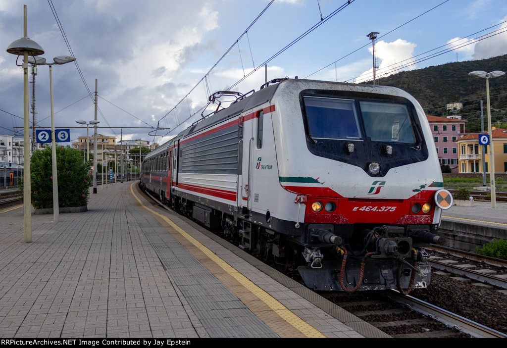 ICN (Intercity Notte) #795 arrives on Track 3